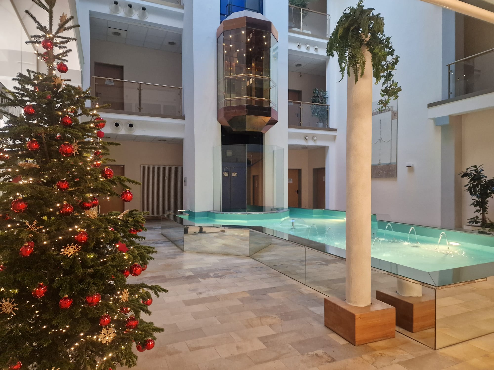 Bizzmade Rosenheim Oberaustraße - Modernes Atrium mit Glasaufzug